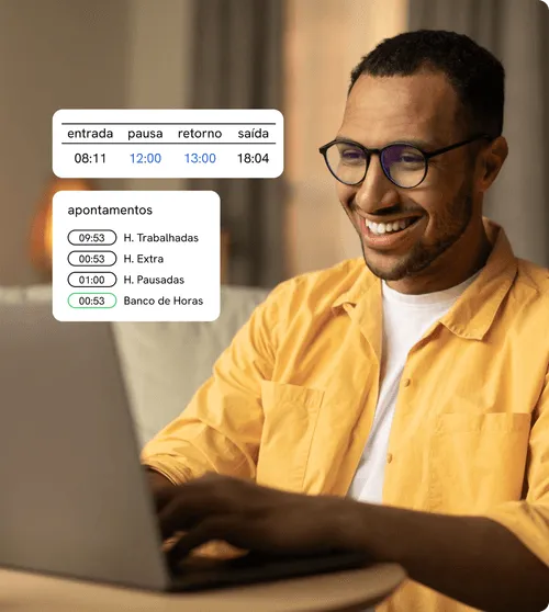 Homem sorrindo de frente para um notebook com prints da escala registrada sobre a imagem.