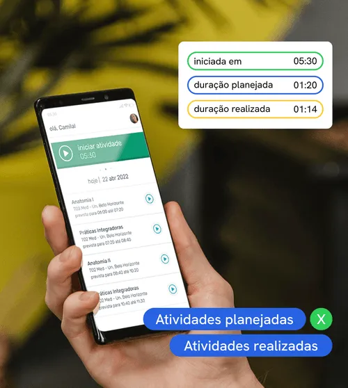 Mão segurando celular com aplicativo de gerenciamento de tarefas aberto.