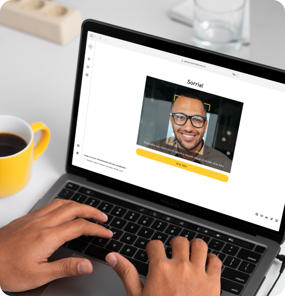 Tela de reconhecimento facial do sistema Pontotel sendo usada em um notebook