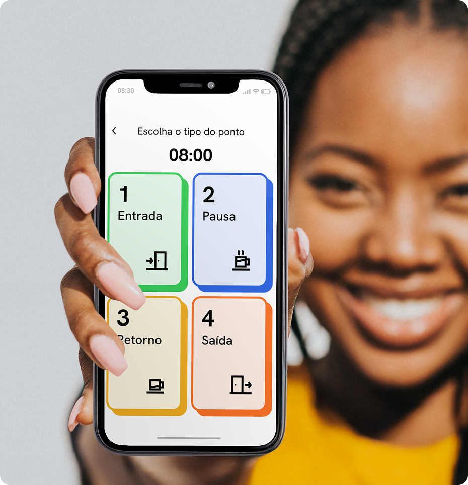 Colaboradora segurando o celular com o app de registro de ponto da Pontotel aberto