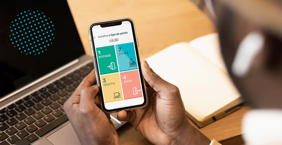 imagem de uma pessoa segurando um celular e usando o aplicativo de controle de ponto da pontotel
