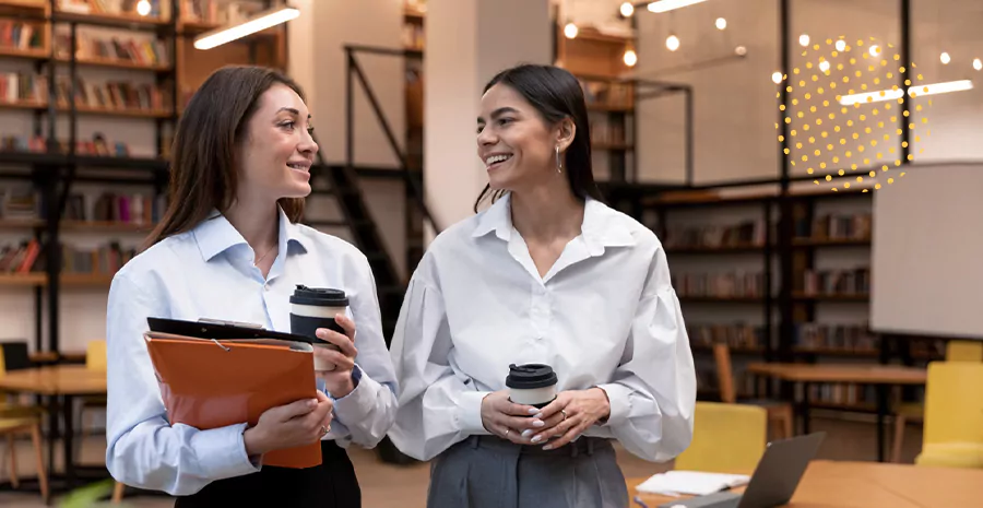 imagem de duas mulheres segurando copos e conversando