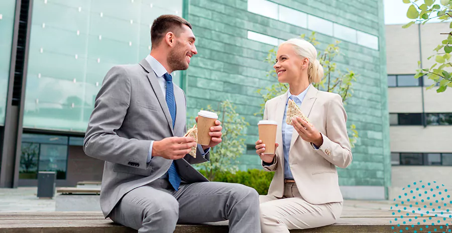 imagem de um homem e uma mulher segurando copos e conversando