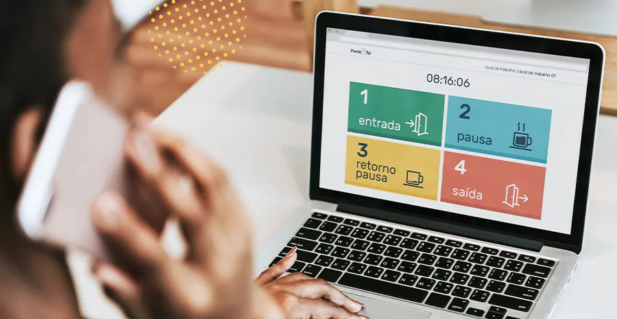 pessoa usando um notebook com a tela bate-ponto da pontotel em aberto