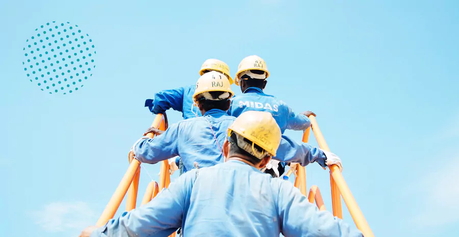 trabalhadores com capacete subindo uma escada