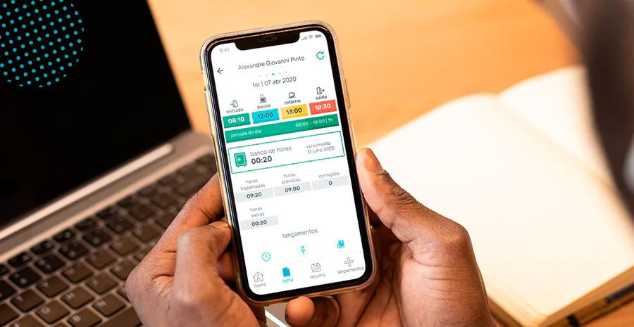 imagem de uma pessoa segurando um celular, mostrando o aplicativo de ponto da pontotel