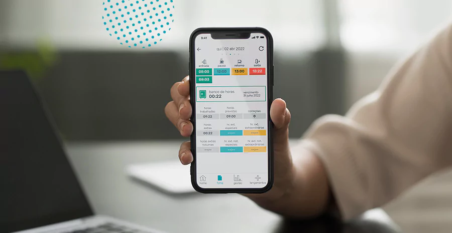 imagem de uma pessoa segurando um celular e usando o aplicativo de controle de ponto da pontotel