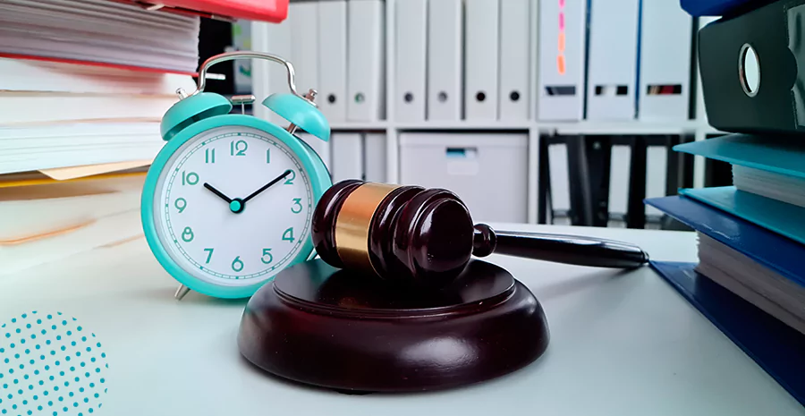 imagem de um relógio ao lado de um martelo de juiz