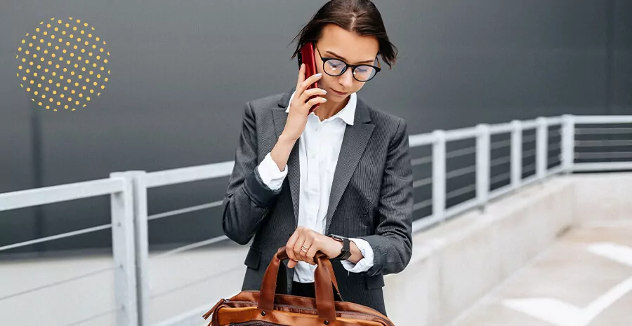 imagem de uma mulher falando ao celular e olhando no relógio