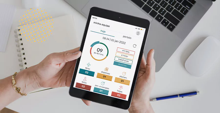 imagem de uma pessoa segurando um tablet e usando o aplicativo de controle de ponto da pontotel