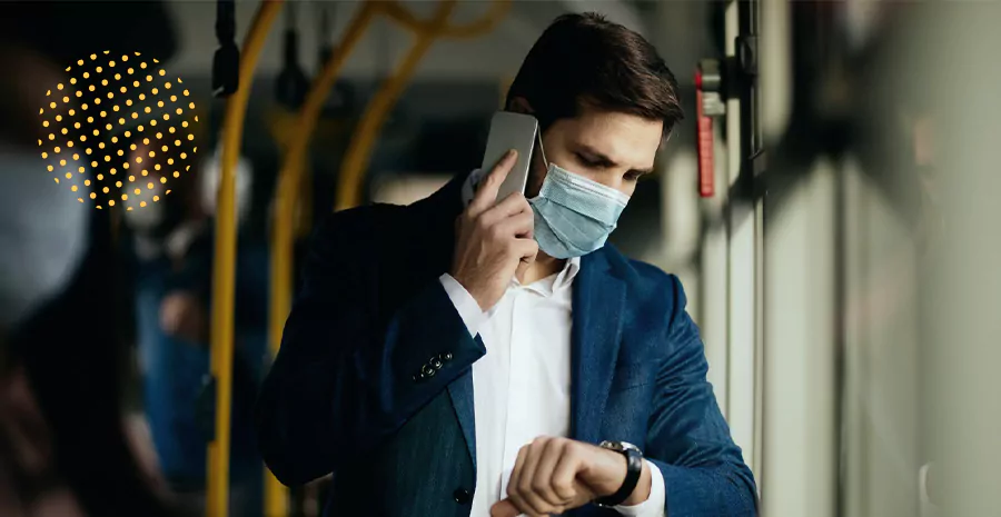 imagem de um homem usando máscara de proteção e falando ao celular