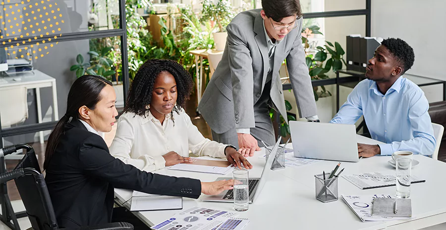 várias pessoas sentadas na mesa de trabalho