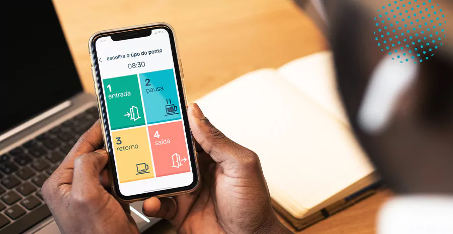 homem negro em ambiente de trabalho segurando o celular que reproduz a tela de bate ponto da pontotel com funções entrada, pausa, retorno e saída.