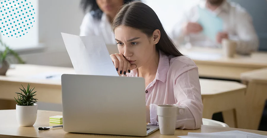 imagem de uma mulher seria mexendo no computador