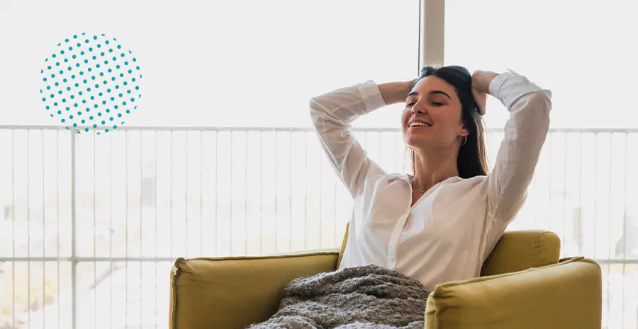 imagem de uma mulher sentada sorrindo se espreguiçando