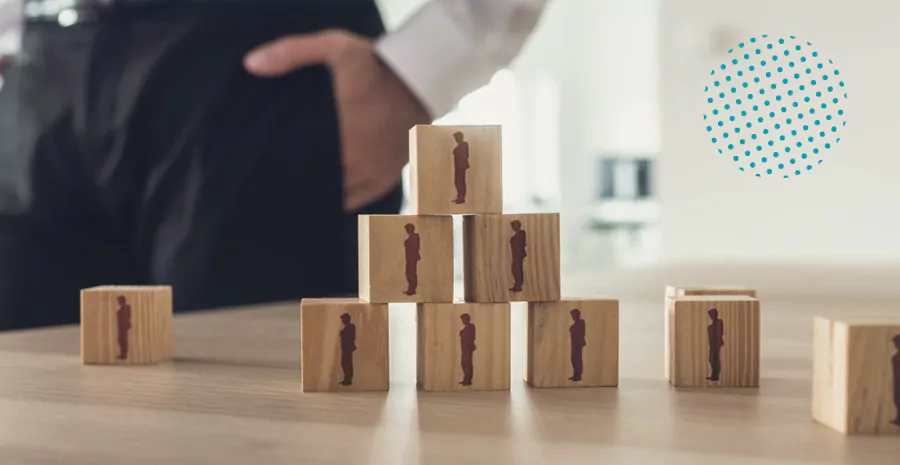 imagem de blocos de madeira empilhados em cima de uma mesa