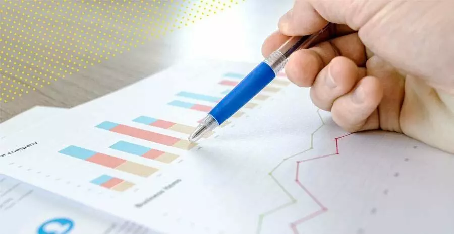 imagem de uma caneta marcando uns gráficos
