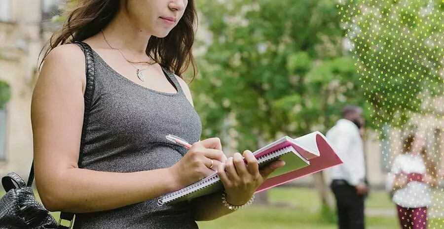 Imagem de Controle de ponto para universidades: entenda o porquê de fazer a gestão de jornada dos seus funcionários