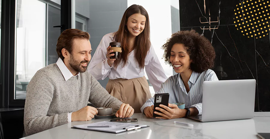 pessoas no trabalho conversando e olhando para o celular