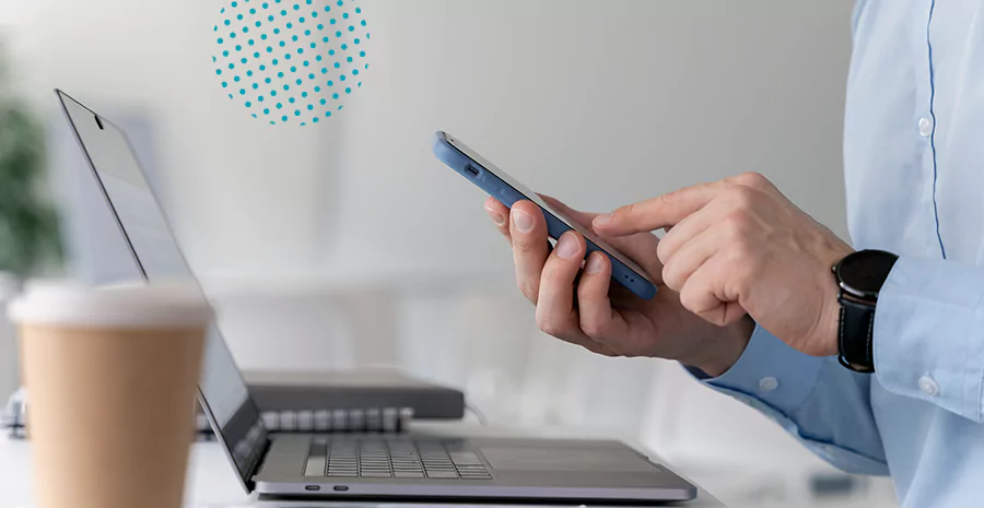 foto de um homem mexendo no celular