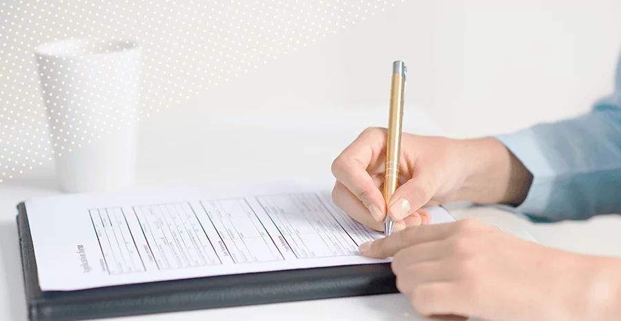 pessoa escrevendo em uma folha