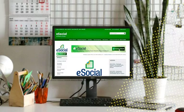 computador com a imagem do esocial