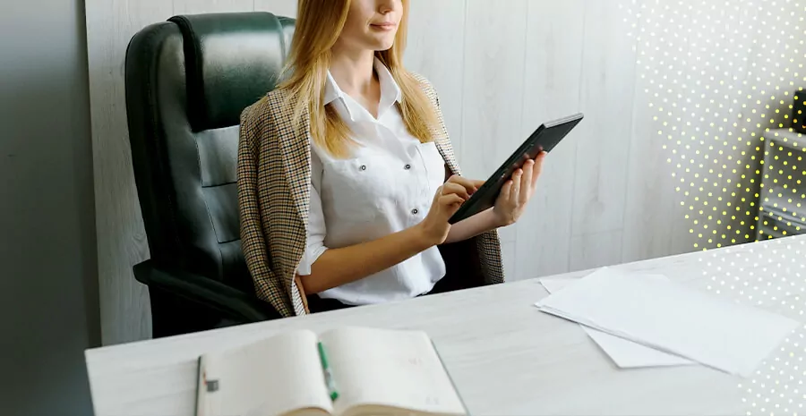 imagem de uma mulher olhando para um tablet