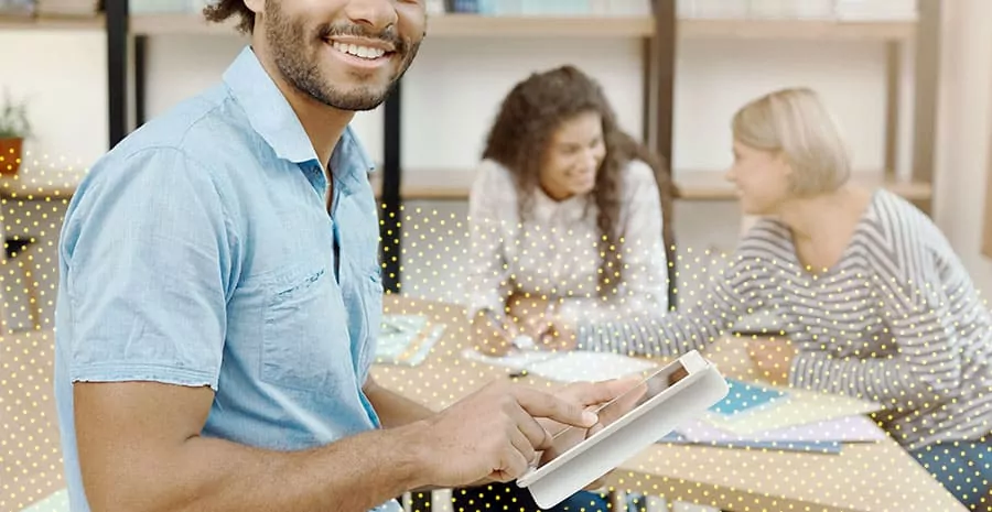 imagem de um homem sorrindo na reunião