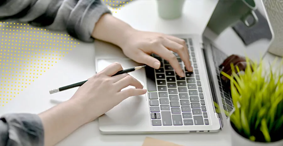 pessoa digitando no notebook fazendo gestão de ponto