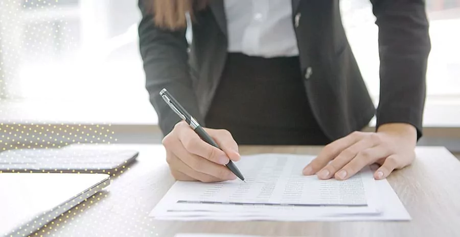 imagem de uma colaborada fazendo uma anotação