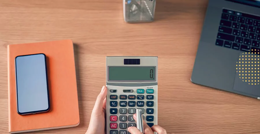 imagem de mãos manuseando uma calculadora