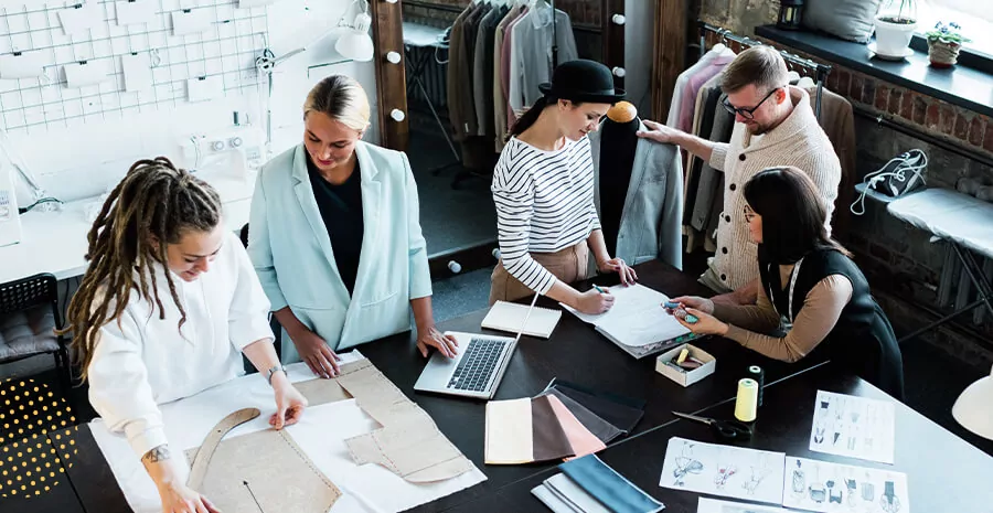 grupo de colaboradores reunidos
