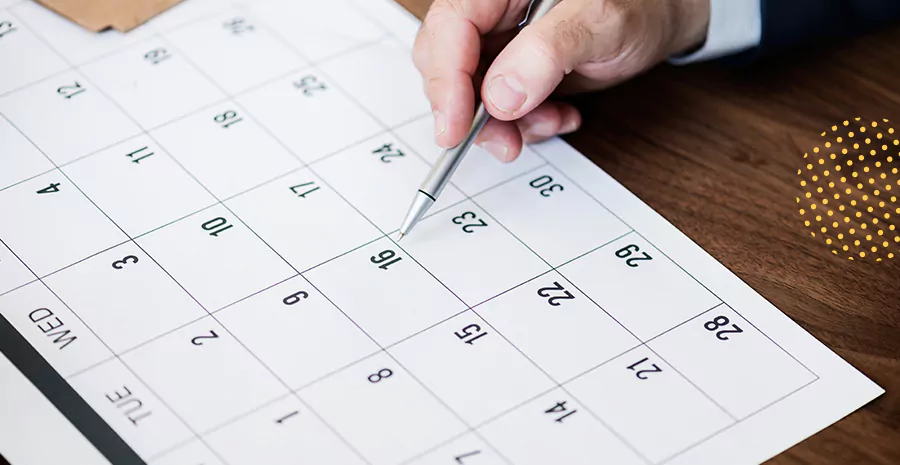 imagem de uma pessoa com uma caneta em cima de um calendário