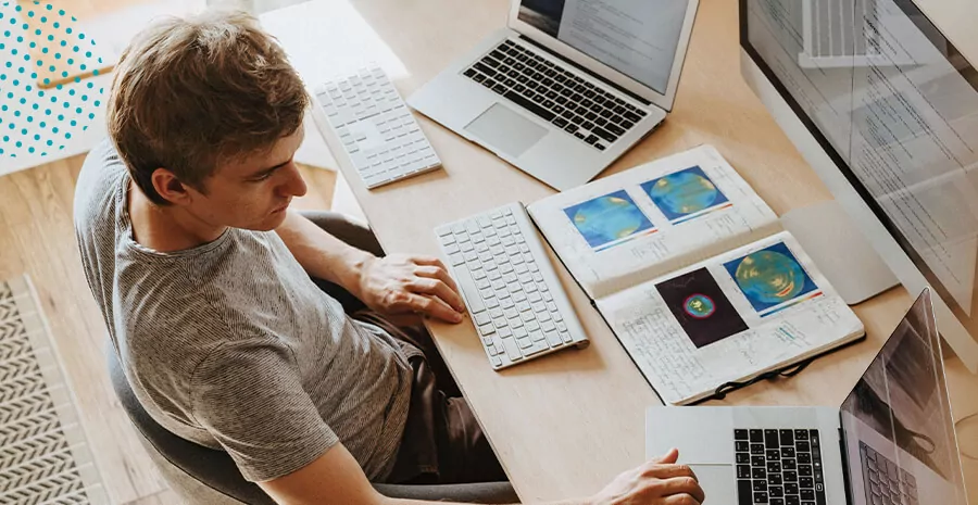 imagem de um homem em sua mesa de trabalho