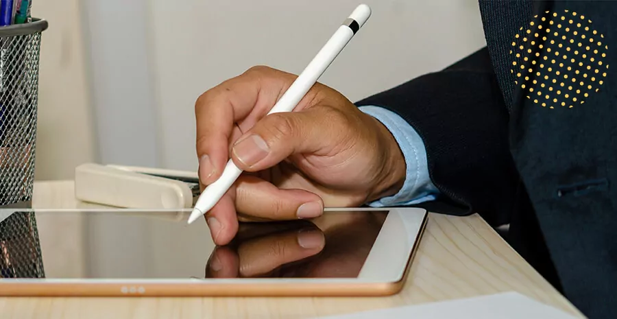 imagem de uma pessoa assinando um equipamento digital