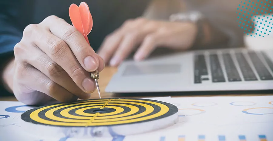 imagem de uma pessoa apontando uma flecha para um alvo