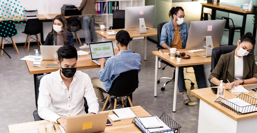 imagem de pessoas em um ambiente empresarial usando máscaras