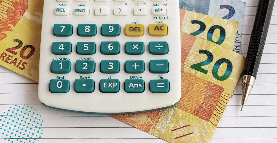 imagem de uma calculadora e notas de dinheiro
