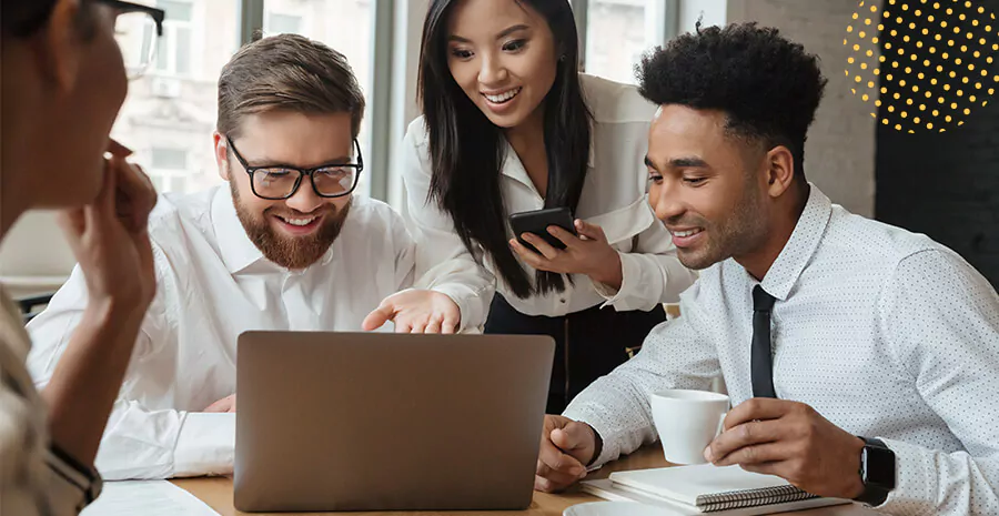 imagem de um grupo, todos usando roupas sociais, e olhando para o computador