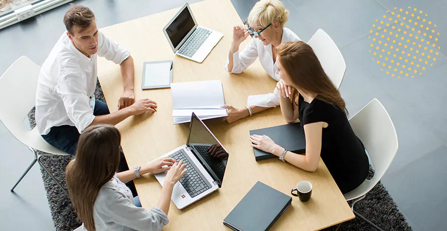 imagem de pessoas trabalhando juntas em uma mesa de escritório