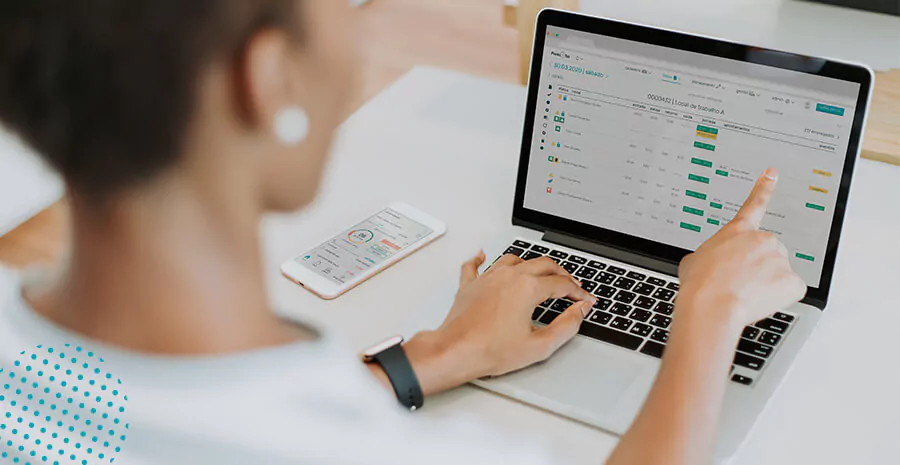 imagem de um computador aberto e na tela há grafico