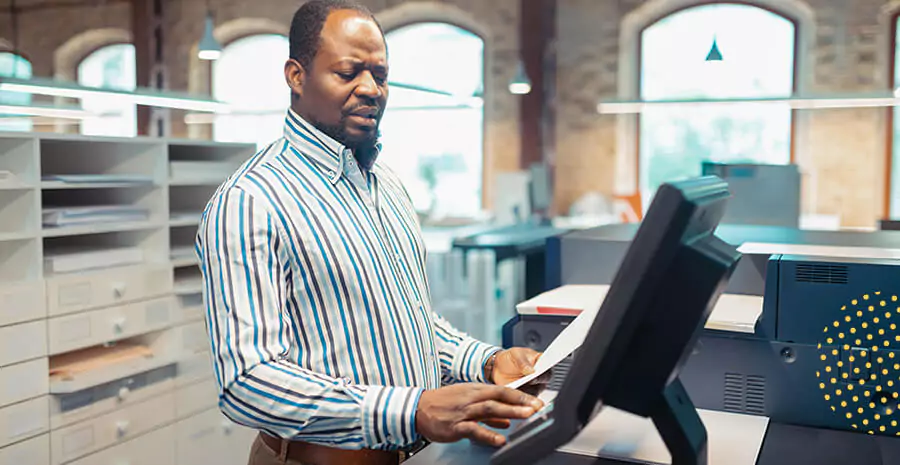 imagem de um homem usando uma máquina da empresa com expressão de dúvida