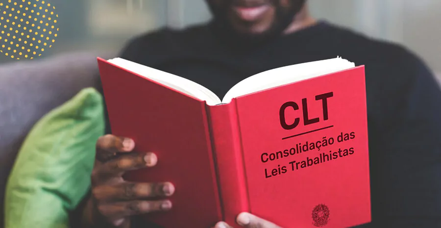 imagem de um homem segurando um livro da clt aberto e lendo-o