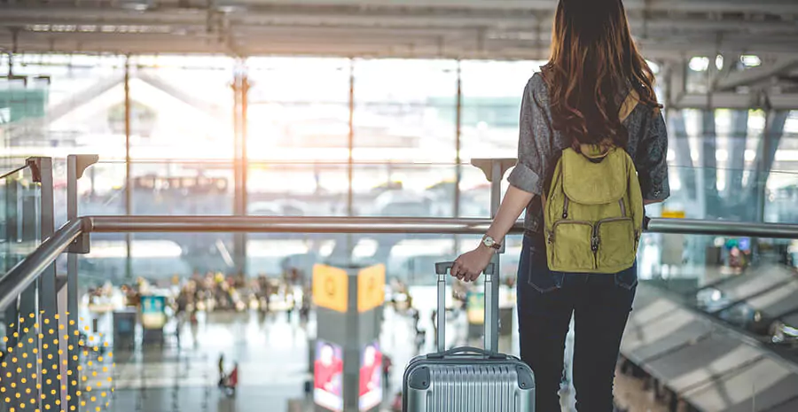 imagem de uma menina com uma mochila amarela indo para um terminal 