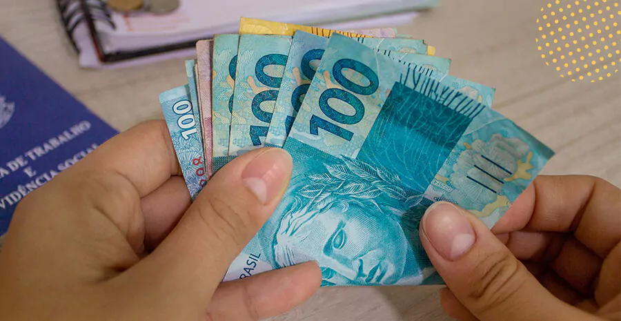imagem de uma pessoa contando cédulas de dinheiro