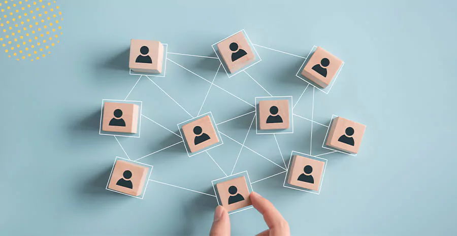 Blocos de madeira com ícones de pessoas conectados simbolizando gestão de talentos e BPO RH