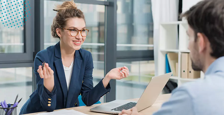 imagem de uma pessoa olhando para outra