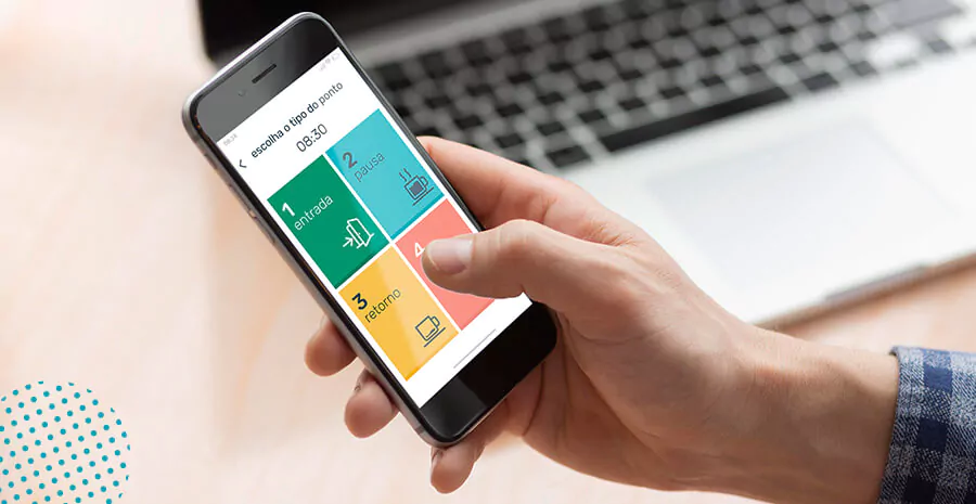imagem de uma pessoa segurando um celular com o aplicativo de ponto da pontotel na tela