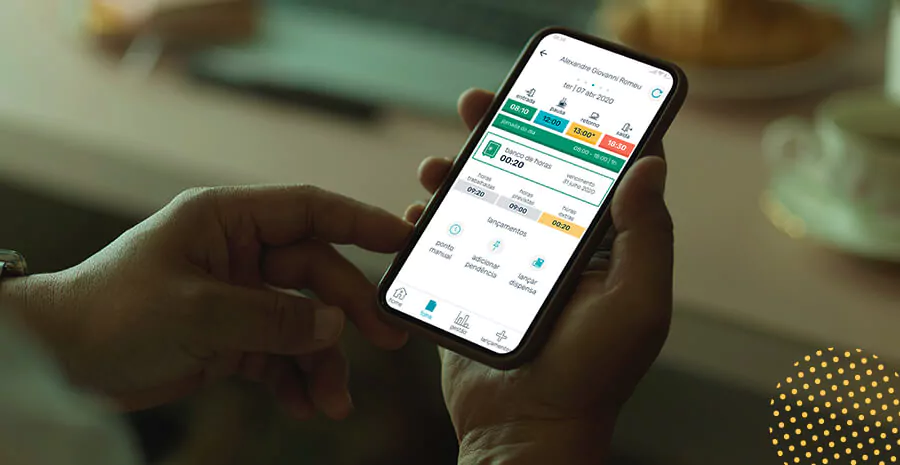 imagem de uma pessoa segurando o celular e usando o aplicativo de controle de ponto da pontotel