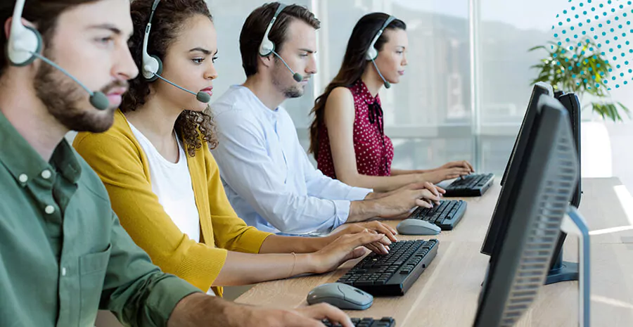 imagem de quatro pessoas trabalhando como telemarketing